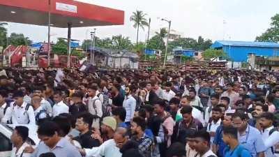 Massive crowd of job seekers turns up for interview in Mumbai