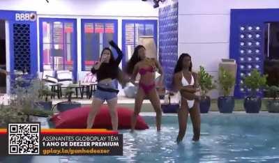 Camilla, Pocah e Juliette dançando