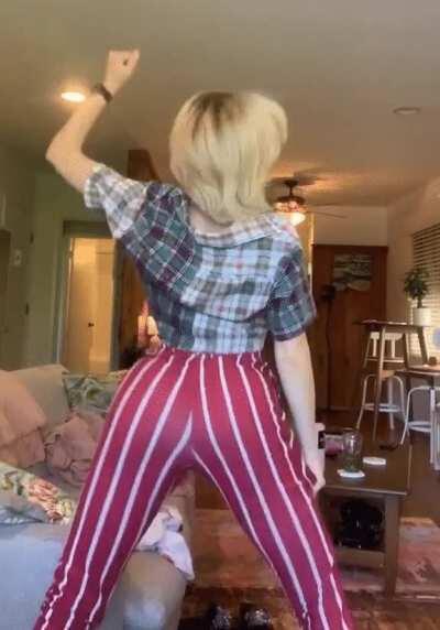 TikTok Twerk 1 04.21.2020