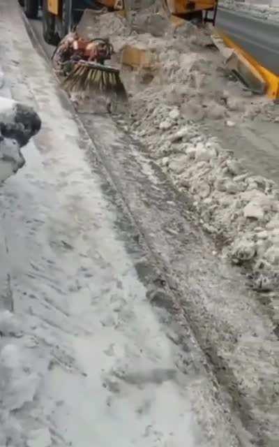 The way this machine picks up the snow.