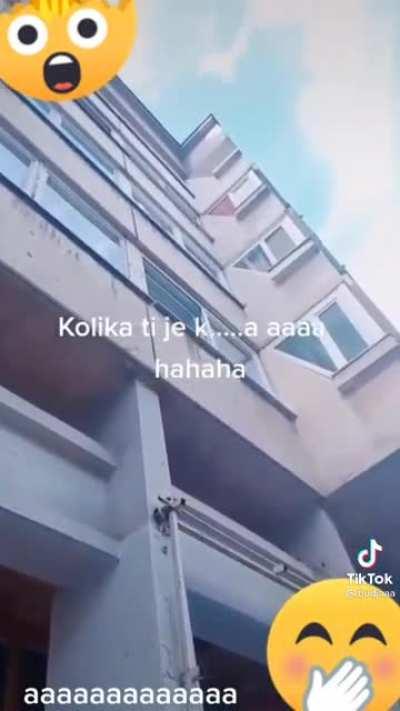 U sred bela dana sa otvorenim prozorom,nek ide zivot