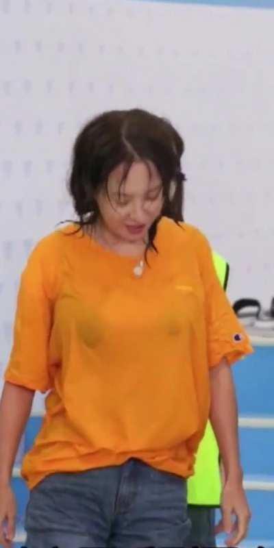 Song Ji Hyo black bra leaked on Running Man E673