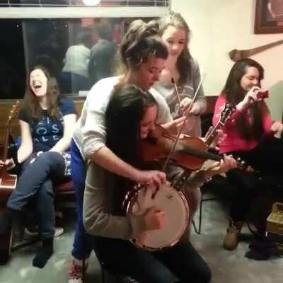 The teamwork to play this violin and banjo