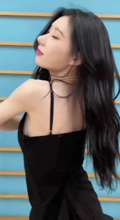 ITZY - Chaeryeong sideboob