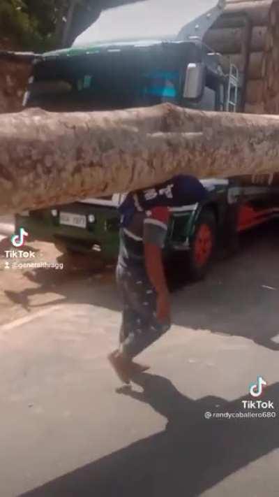 Pilipino man carries log like kratos