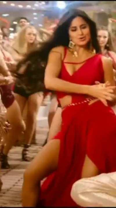 Sexiness oozing from the body of Katrina Kaif in saree