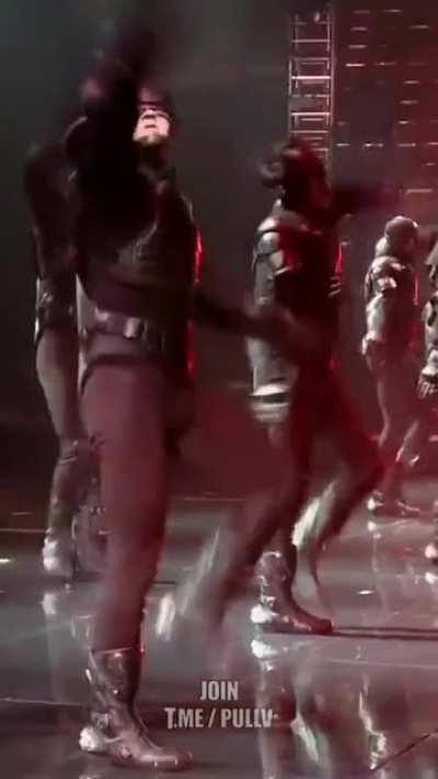 This rehearsals shows why every backup dancer's dream is to dance every MJ's songs! He's a legend!