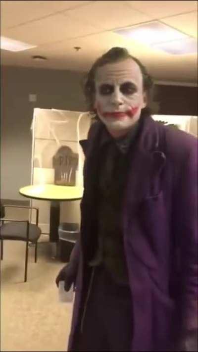 Impressive impression and costume of Heath Ledger's Joker