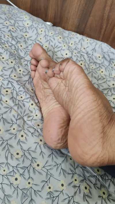 Count the wrinkles on my Indian soles👣