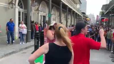 New Orleans singer serenades man in streets