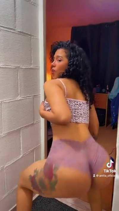 Latina twerking