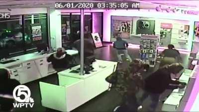 VIDEO: West Palm Beach T-Mobile Store Looted (WPTV)