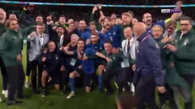 Italian team chanting for Spinazzola after beating Spain