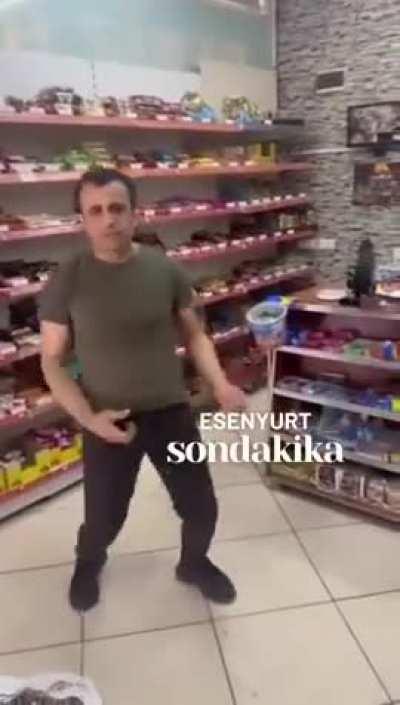 Esenyurt’ta bir büfe sahibi, küçük bir çocuğu darp edince aile hesap sormaya geldi. Ailenin video çektiğini gören büfe sahibi, sebepsiz yere dans etmeye başladı.