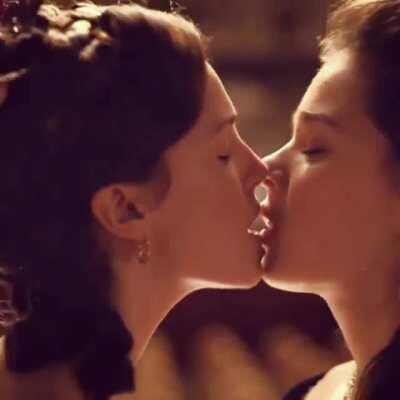 Hailee Steinfeld and Ella Hunt making out