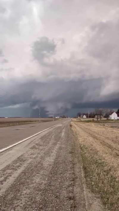 🔥 Keota right now, insane horizontal vortice : tornado