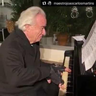 Brazilian pianist regains the ability to play the piano after 22 years