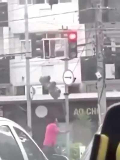 WCGW shaking a traffic light