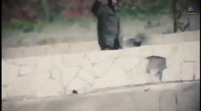 Syrian soldier mocking Syrian rebel gets shot in the abdomen 