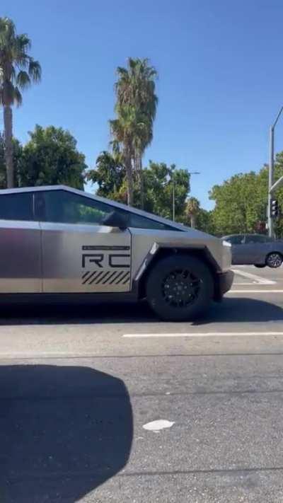 Thats really wild! Tesla Cybertruck speed acceleration test