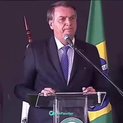 Momento cringe: Bolsonaro criticando Moro para uma plateia de Policiais Federais: “Ministro da Justiça André Mendonça. Me desculpem, muito, mas muito melhor do que o que nos deixou há pouco tempo” Ele então faz uma pausa (geralmente feita quando se espera