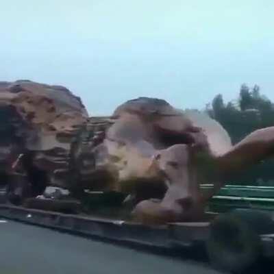 Transporting the &quot;Oriental Lion&quot;, world's largest redwood sculpture 🦁 sculpture by Dengding Rui Yao