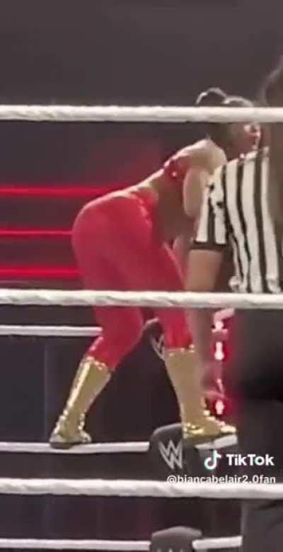 Bianca Belair shaking and smacking that thang 🤤🍑😍🥵😏💯