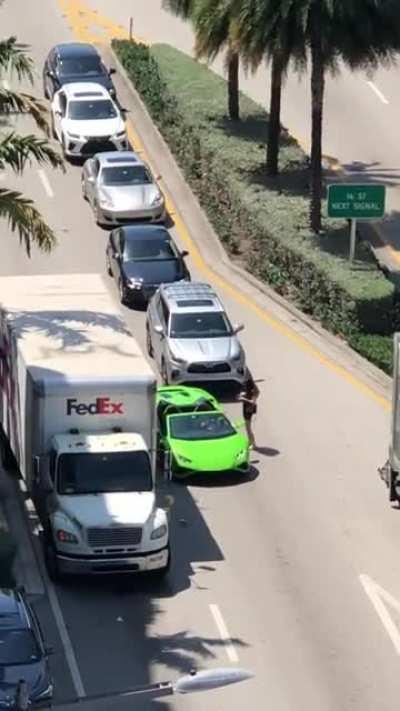 Only in Miami where the cars and girls are “temporary”, while holding traffic 😂