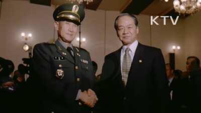 Cho Chang-Ho, a POW from the Korean War who escaped North Korea after 43 years, removes his name from the list of war dead at the national cemetery. (1994)