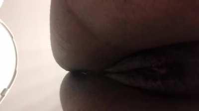 Ebony shitting (f)