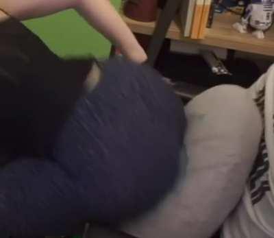 Pettans’ PHAT ASS sitting on the cushion 🍑 (Playback Speed: Normal, 0.50x and 0.25x) [Requested]