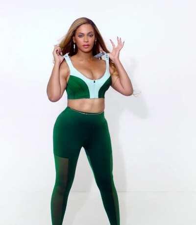 Beyoncé jiggles and struts