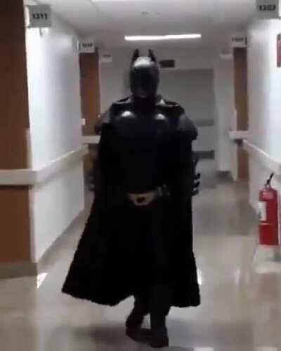 A doctor asks his cancer patient what his dream is. The boy says he wants to meet Batman. And the next day the doctor dresses in the superhero's costume and fulfills the child's dream.