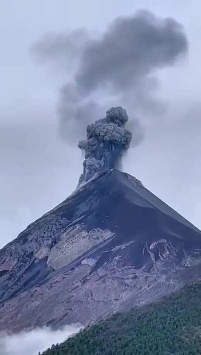 This volcano eruption made me drop the jaw