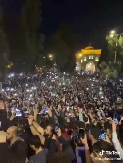 Palestinians swear with their oath cheer : &quot;I swear by Almighty Allah that I will protect the blessed Al-Aqsa Mosque&quot;