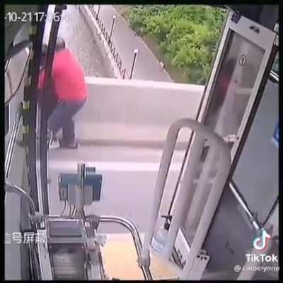 A bus driver saves a woman from commiting suicide together with her kid.