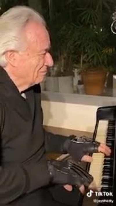 Maestro João Carlos Martins lost his ability to move his fingers until a pair of bionic gloves let him play piano once again.