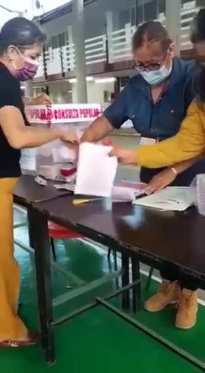 Ante el fracaso del circo de hoy no queda mas que hacer otro fraude, aunque sea para inflar los números de votos.