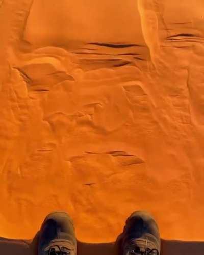 The way this sand falls