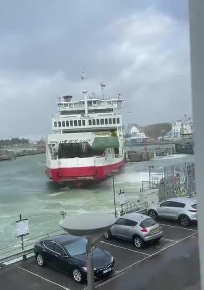 Great effort from captain as ferry battles 80mph gusts from Eunice, Isle of Wight.