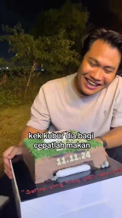 Sadistic Girlfriend's Grave-Themed Birthday Cake Leaves Boyfriend Unfazed!