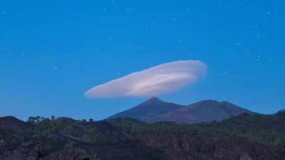 This lenticular cloud stays in the same spot for hours