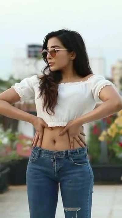 Can you resist watching her navel? if yes let me know in the comments