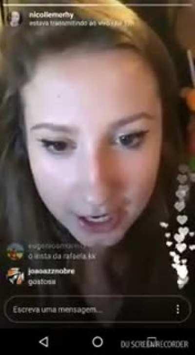 (⚠️ áudio muito estourado, cuidado ⚠️) Cherrygumms/Nicolle Merhy falando a cor da sua buceta em live no Instagram, no ano de 2017