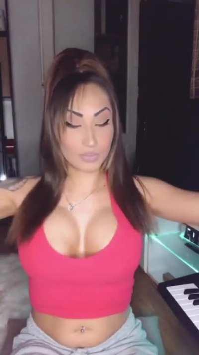 Tits flexing to the rythme 