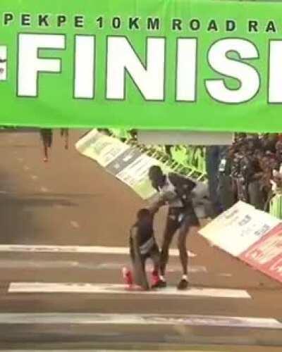 Kenyan athlete, Simon Cheprot had arrived Edo State, Nigeria as one of the favourites to win the 7th edition of the Okpekpe International 10km Road Race . He however left, not as the winner, but a hero, who swapped his title ambition for an incredible sho