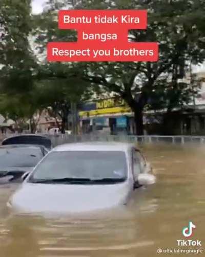 Malaysians helping Malaysians. Kita jaga kita