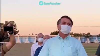 O famoso gozar com o pau dos outros. Depois de tentar melar a aprovação do Fundeb, agora Bolsonaro afirma que a aprovação é uma vitoria do Governo.