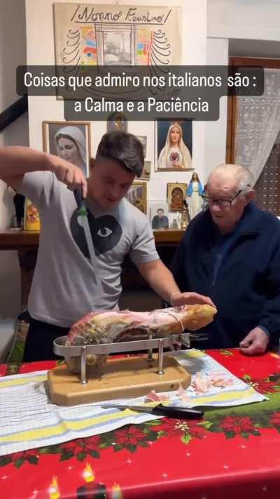 Esse vovôzinho italiano completamente revoltado com o cara cortando o Jamón de forma errada