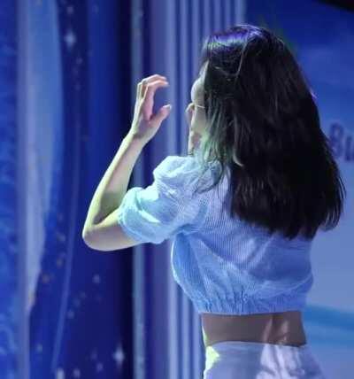 Fromis_9 - Saerom yummy tummy and slurpy sweaty back